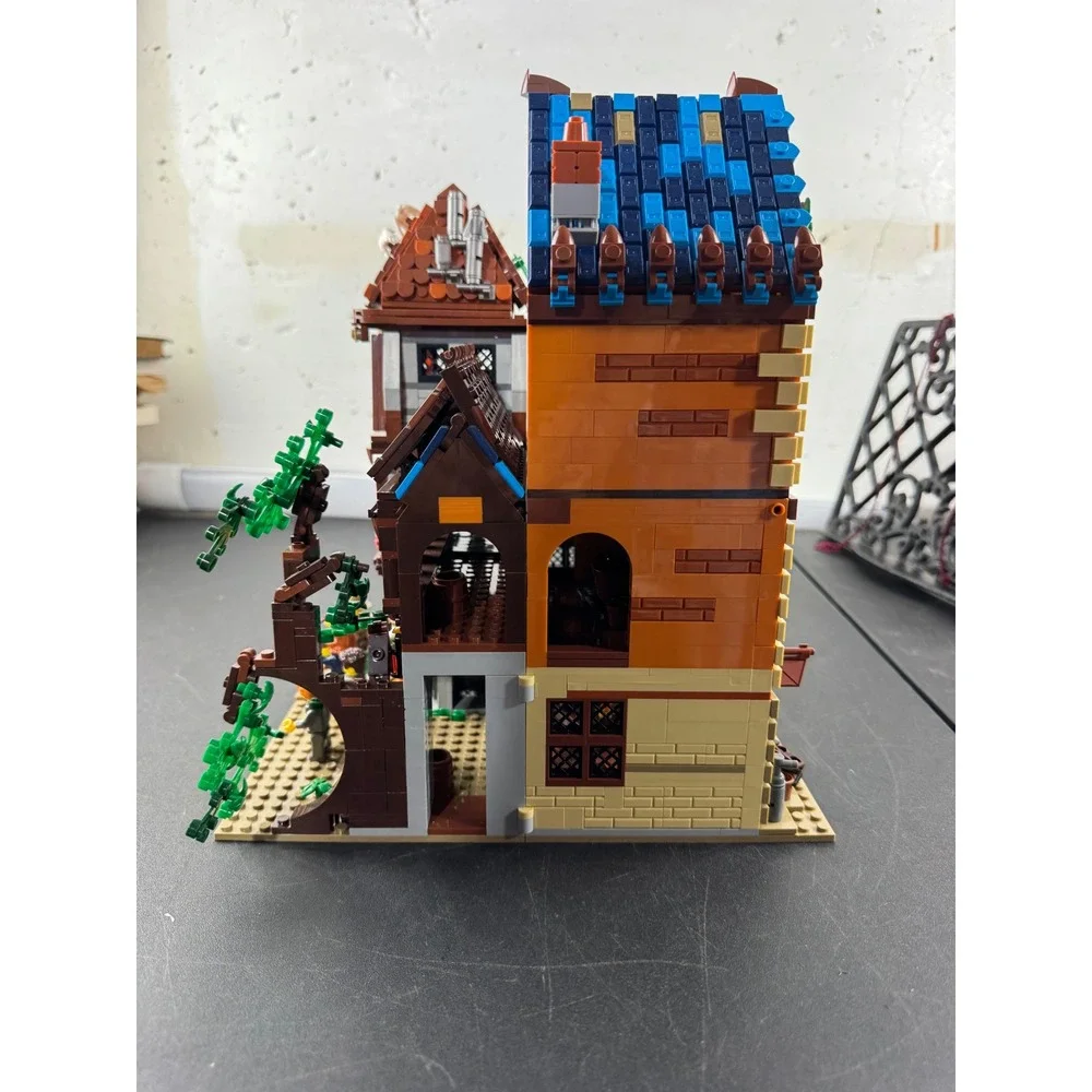 Jie Star Medieval Scholars Retreat and Alchemist Shop Building Set with 8 Mini